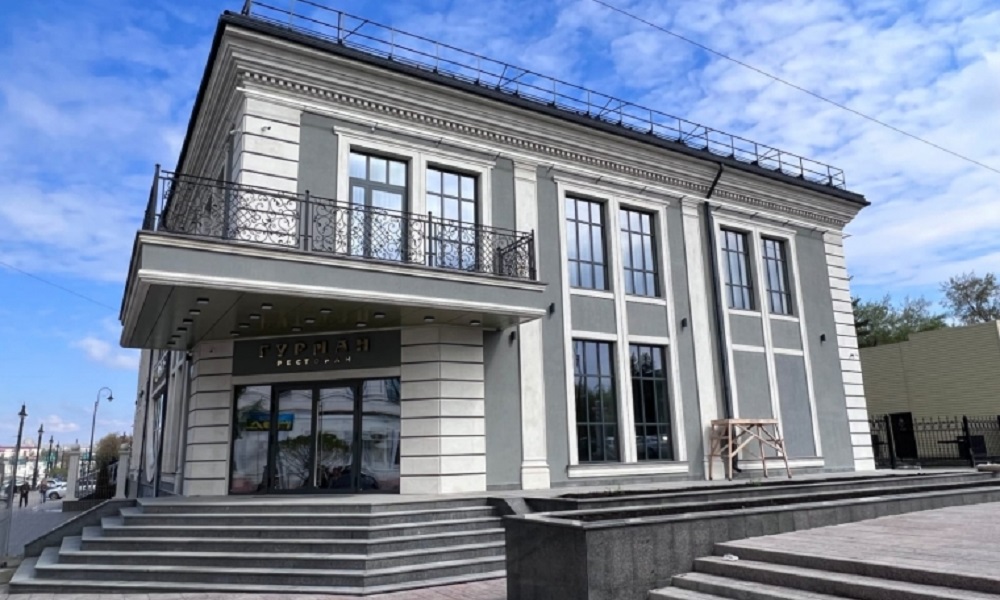 В ресторане, расположенный в центре Омска, назначили нового директора — им стала участница популярного кулинарного шоу «Адский шеф» 