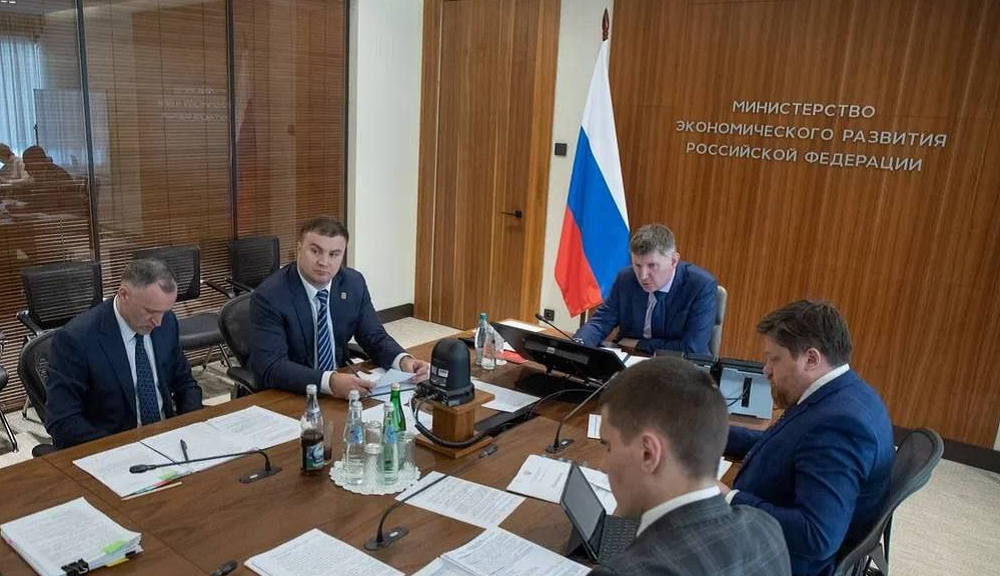 Хоценко обсудил развитие экономики и международного сотрудничества Омской области с Решетниковым