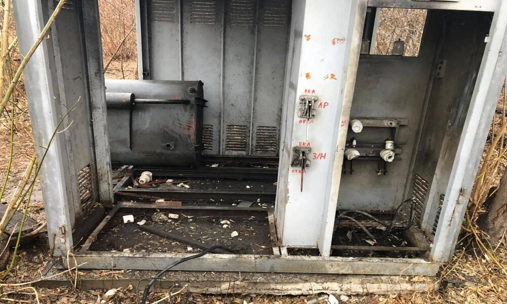 В Омске двоих школьников ударило током в заброшенном здании 