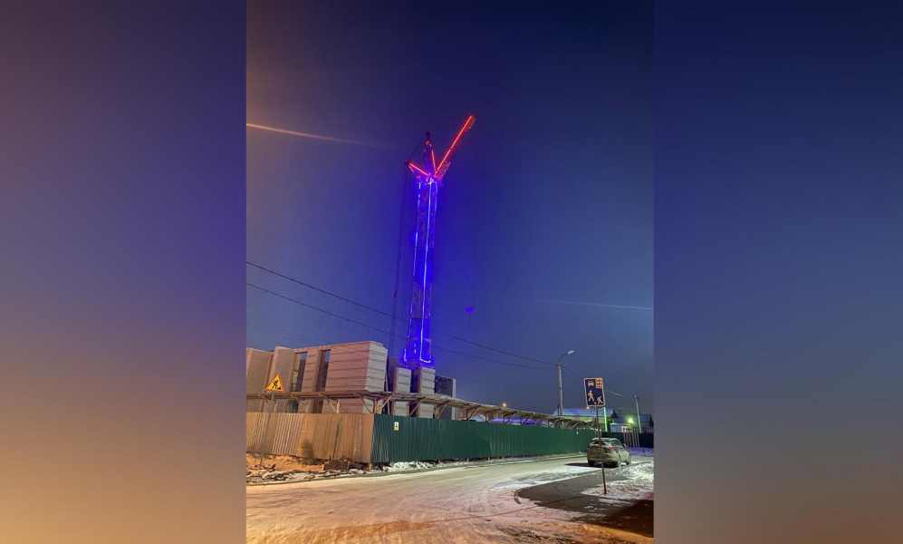 В Омске вновь украшают башенные краны новогодними огнями