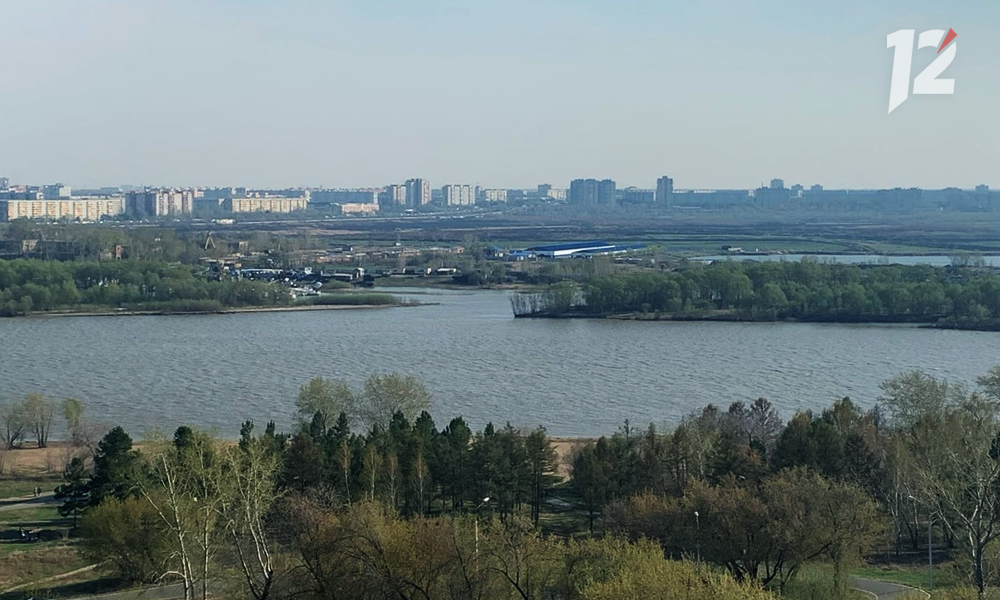 Спасатели помогли омским рыбакам снять лодку с мели