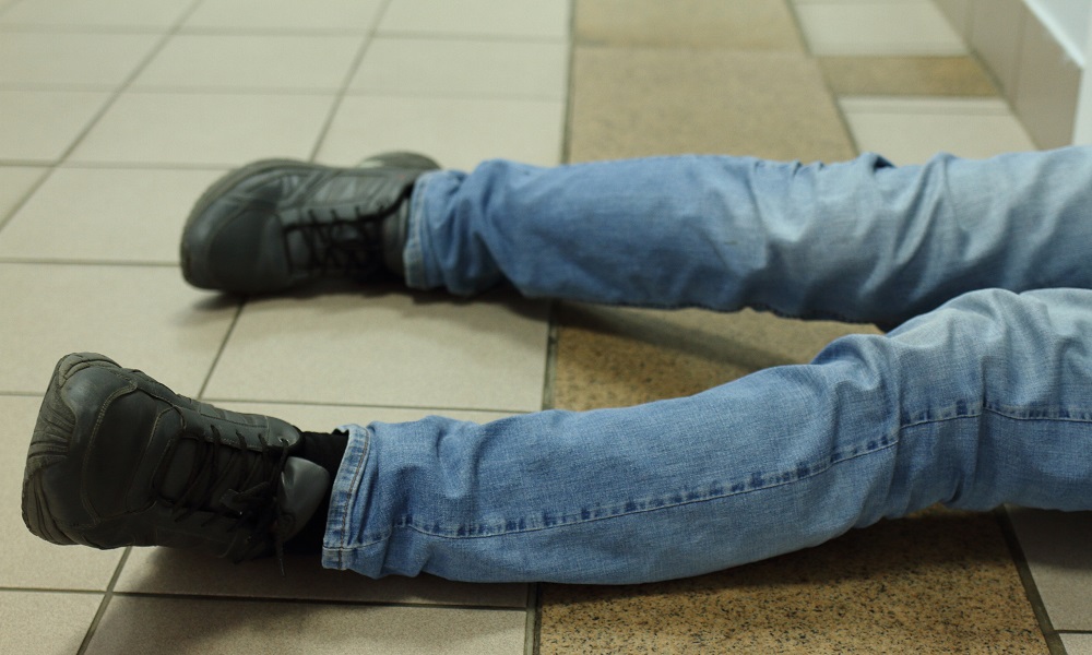 Пьяная омичка напала с ножами на молодого человека после того, как он ударил её кочергой