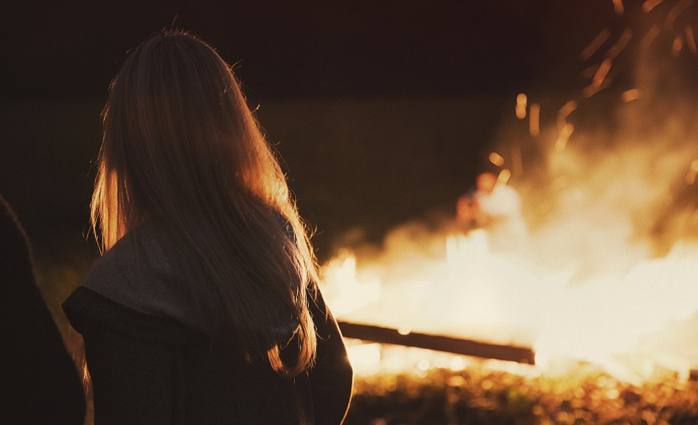 Минувшей ночью пожарные спасли 35 человек из горящего дома в Нефтяниках 