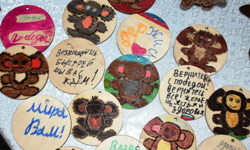 Жители Омской области освящают сувениры ручной работы, изготовленные для военнослужащих