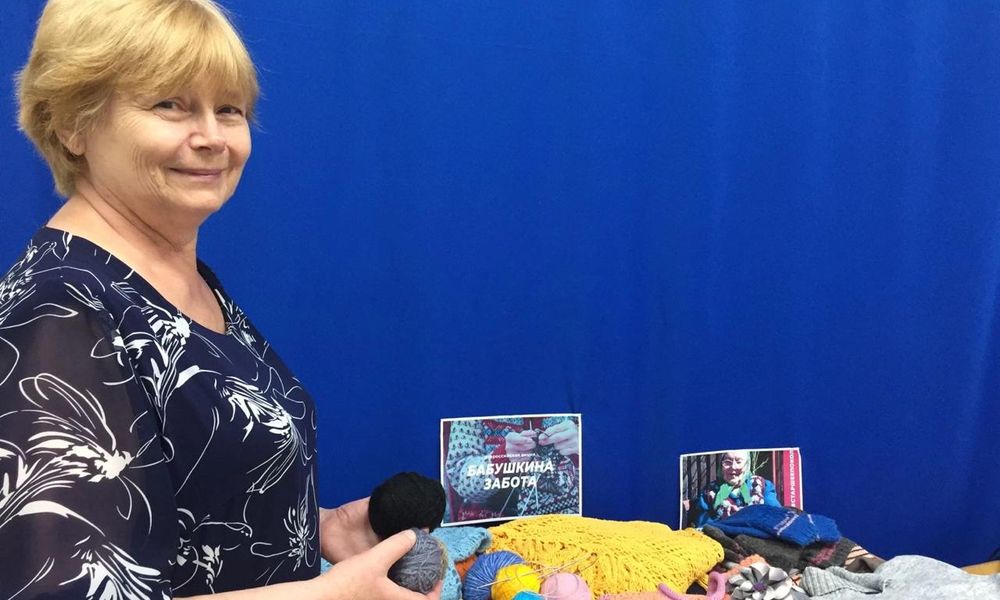 «Бабушкина забота»: подопечные омского социального центра вяжут тёплые вещи для жителей Донбасса