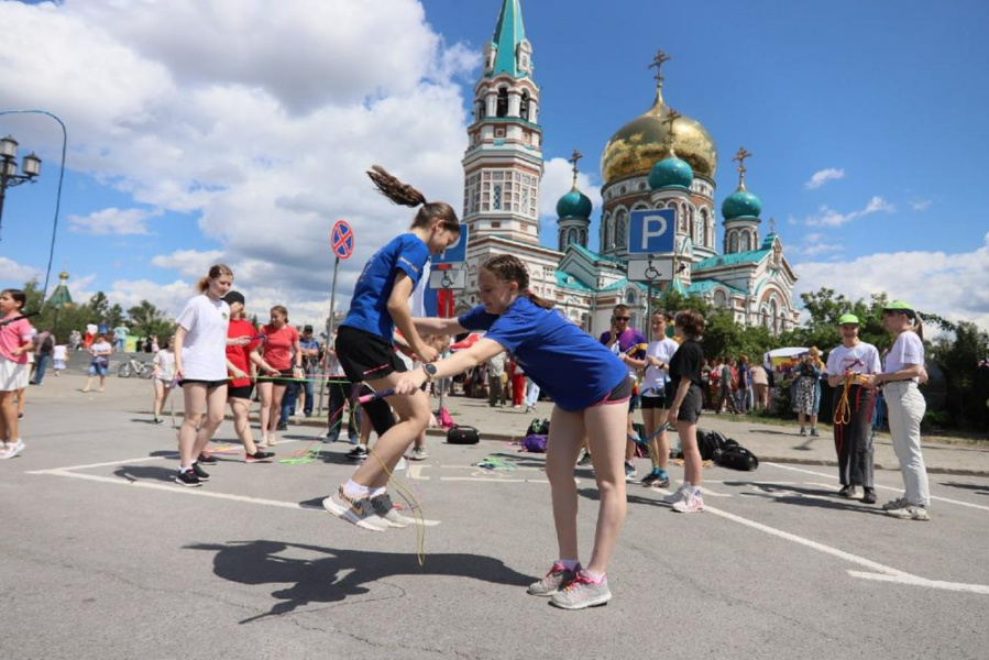 На празднике «Россия-Донбасс» омичей научили правильно прыгать на скакалке 