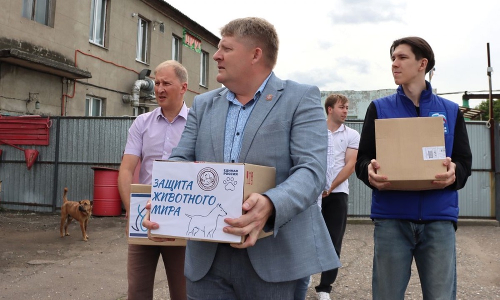 Активисты «Единой России» передали партию корма в омский приют для животных 
