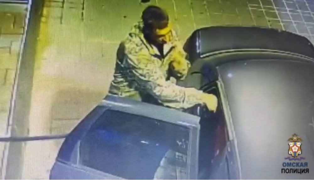 Омские полицейские разыскивают мужчину, заподозренного в краже