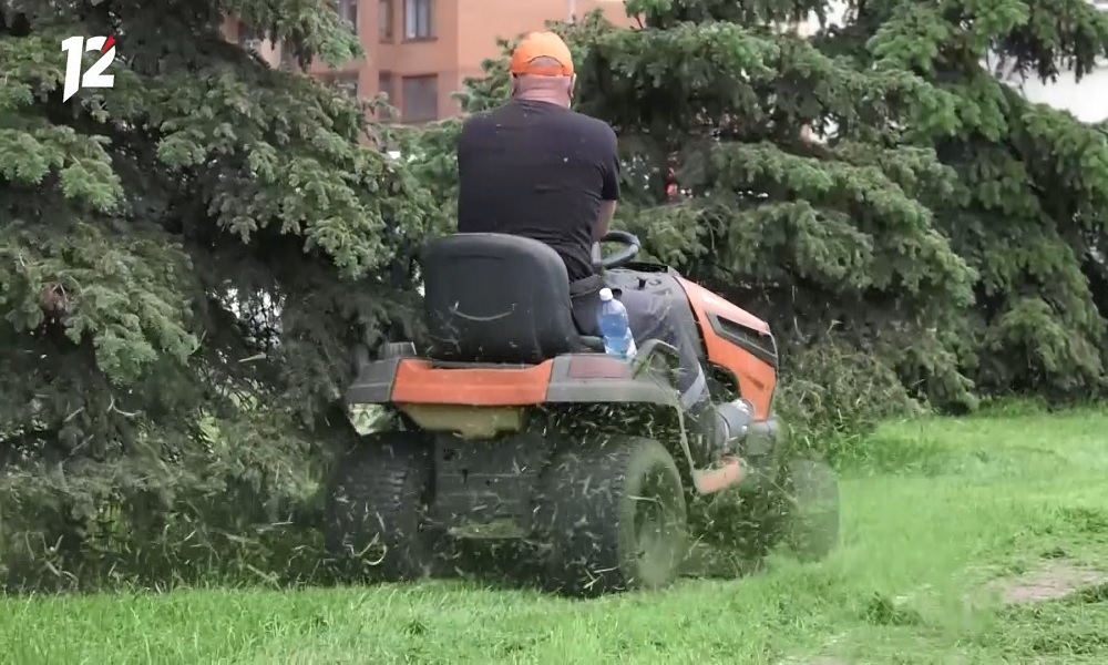 В Омске косят траву у многоквартирных домов