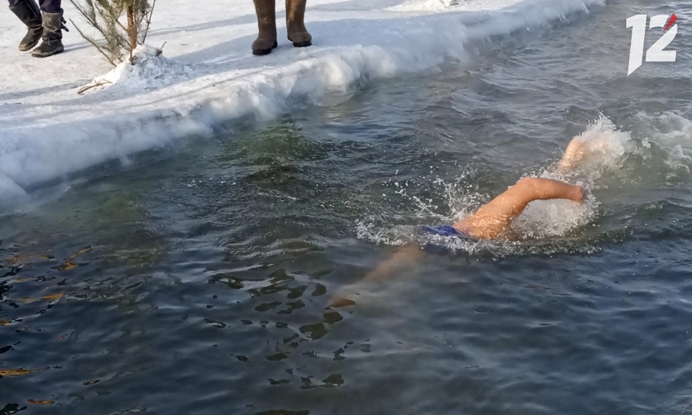 Омские «моржи» открыли сезон зимнего плавания чемпионатом области