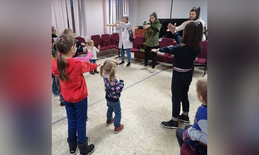 В поликлинике № 10 волонтёры ОмГМУ устроили интерактивный спектакль для юных пациентов