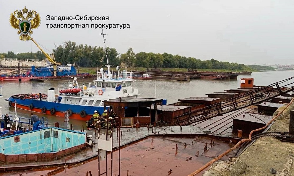 В Омске на территории речпорта загорелся строительный мусор