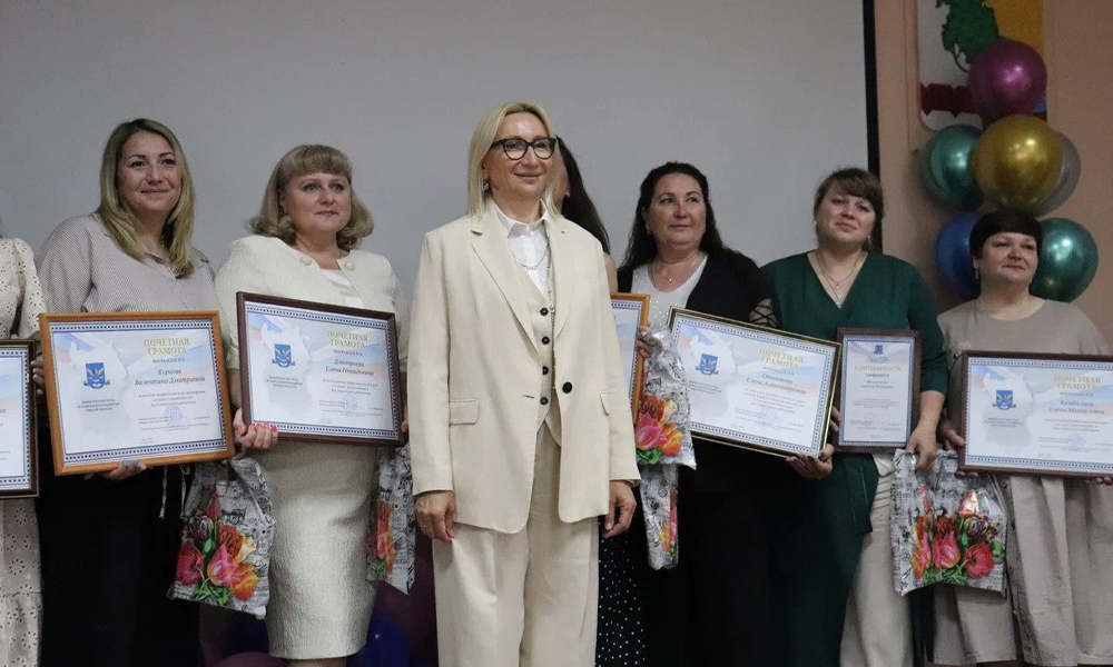 Ирина Варнавская поздравила работников соцсферы Омского района с профессиональным праздником