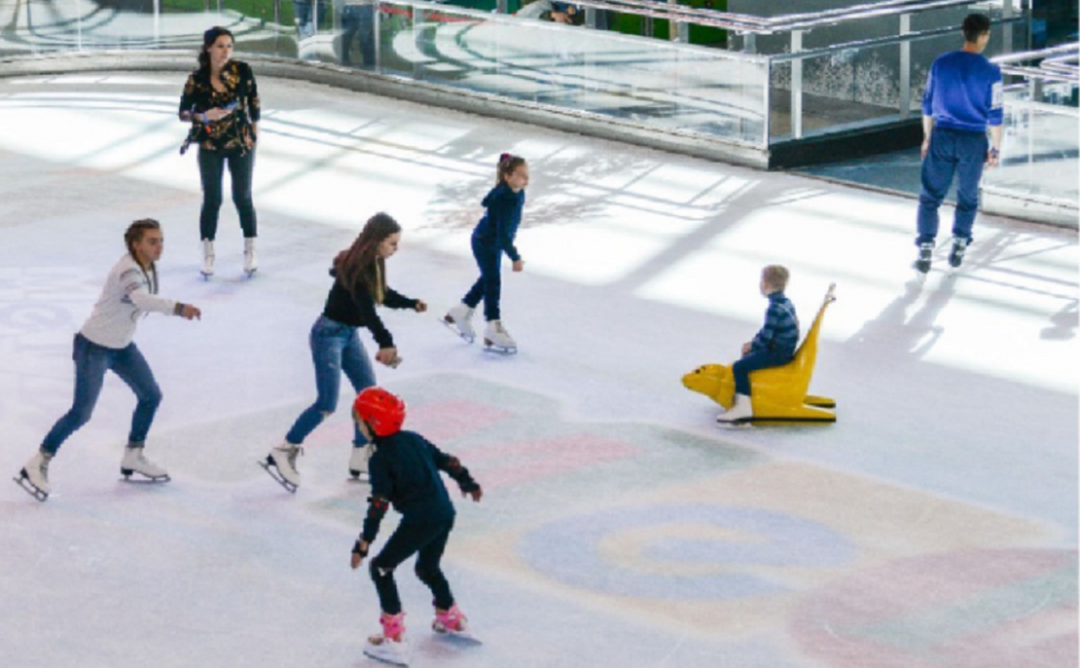 В торговом комплексе на бульваре Архитекторов открыли каток