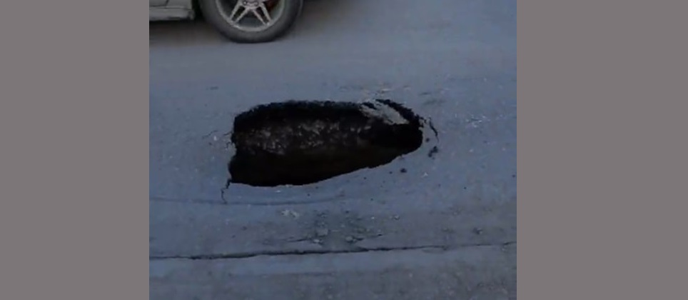 Омская прокуратура начала проверку после поста в соцсетях об огромной яме на улице Пригородной