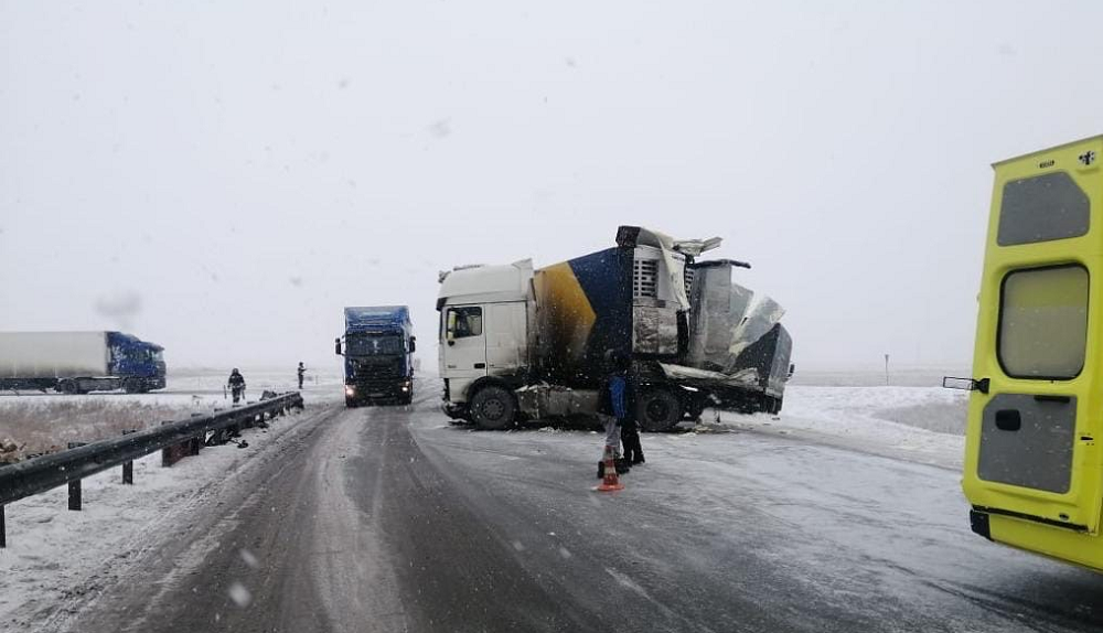 Сразу три большегруза стали участниками аварии в Омской области