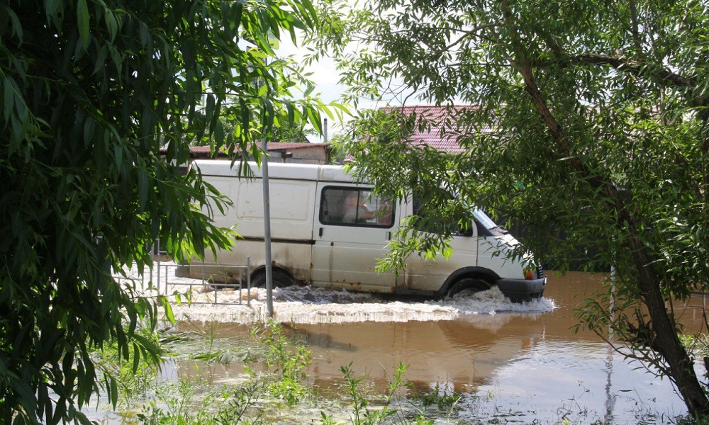 Мэр Омска Сергей Шелест выехал на затопленную улицу Володарского, где пострадало около 15 домов 