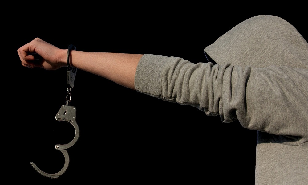 Омского наркокурьера задержали с 80 свёртками мефедрона