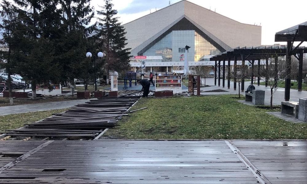 На омском бульваре Мартынова разбирают старые террасные доски