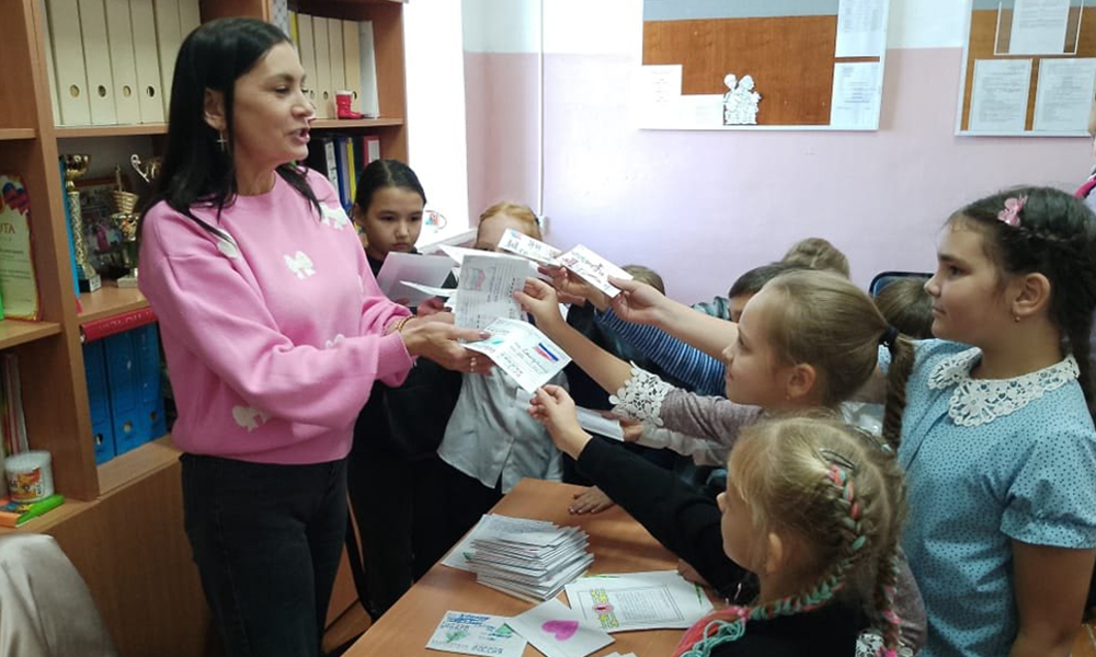 Школьники Большеречья передали письма участникам СВО