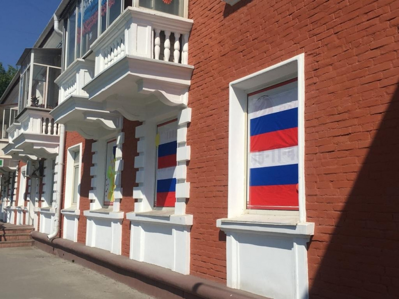 Омичи украшают свои окна в преддверии Дня России