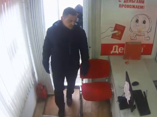 Омская полиция разыскивает злоумышленников, напавших на офис микрозаймов [фото]