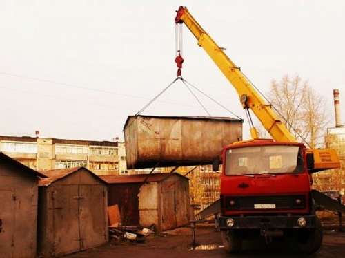 Омич сдал на металлолом чужой гараж