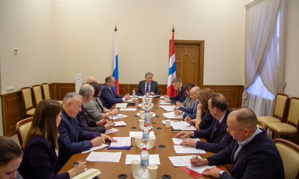 В Омской области обсудили подготовку к 100-летию Михаила Ульянова