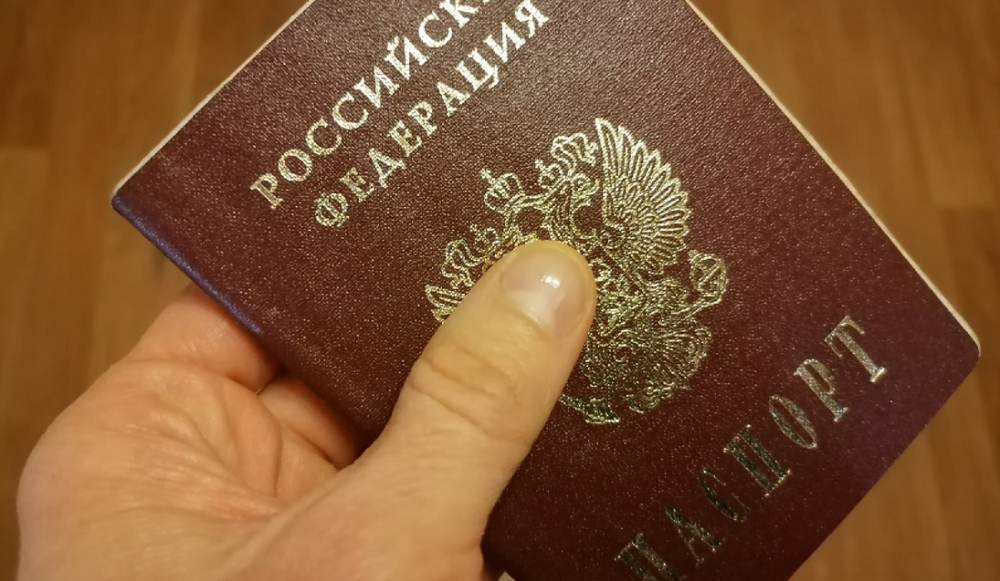 Омский юрист дал оценку законности требования предъявлять в магазинах паспорт вместе с QR-кодом