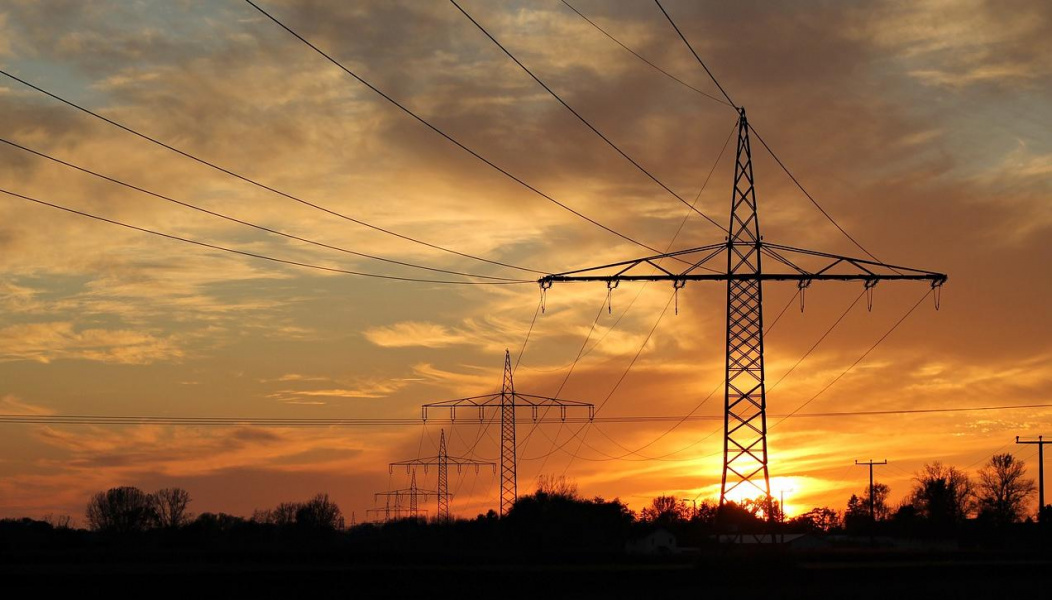 Под Омском водитель врезался в столб ЛЭП, выжил и позвал на помощь друга — оба погибли от удара током
