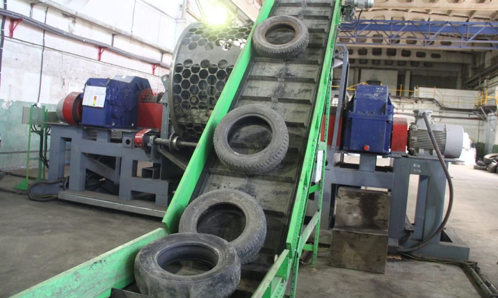 Мэр Омска привёз целый грузовик старых шин на предприятие, занимающееся их переработкой