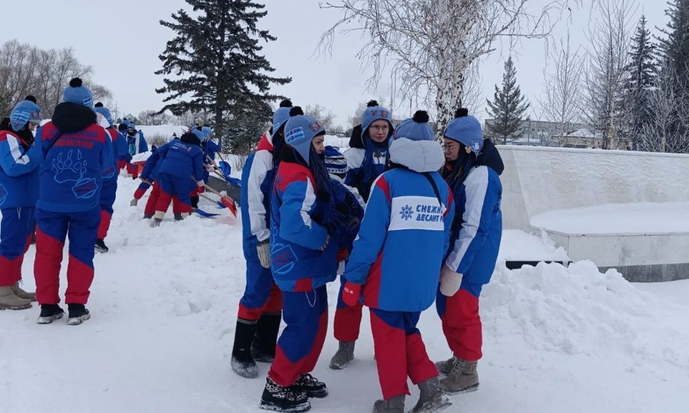 Участники «Снежного десанта» начали работу в Таврическом районе