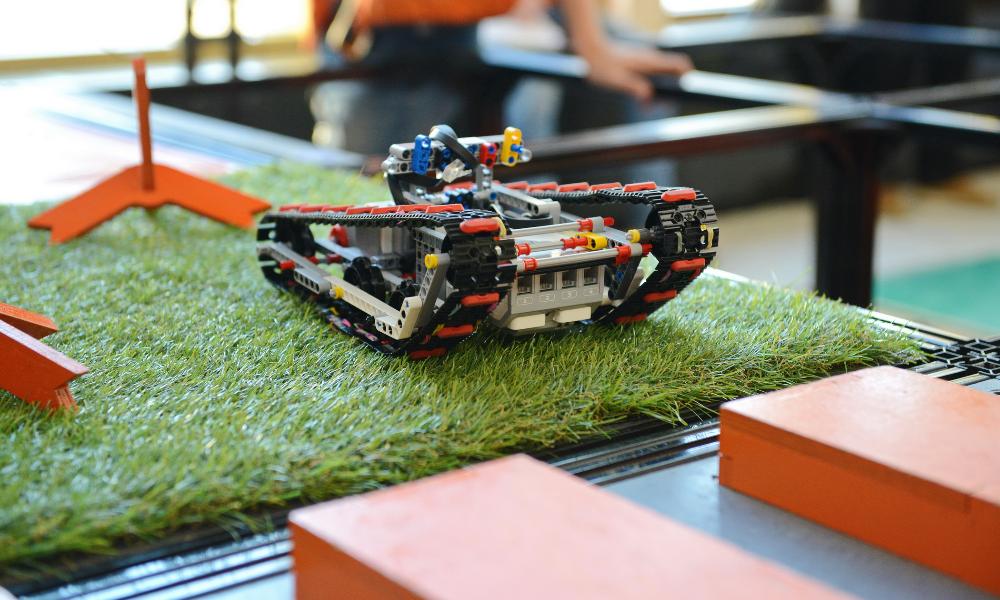 Омские школьники соревнуются в мастерстве управления танком 