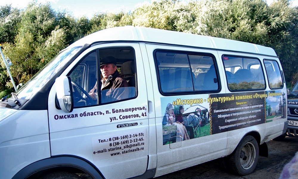 Сотрудники омского музея-заповедника «Старина Сибирская» передали автомобиль бойцам СВО 