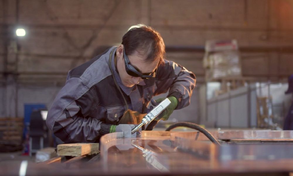 Появились первые кадры из мастерской, где изготавливают буквы для новой омской вывески «Радость» 