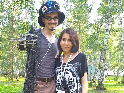 Юные омичи готовят декорации для профессионального спектакля