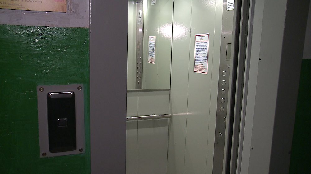 "Плачу от боли": омичка-инвалид, живущая на 9 этаже, ждёт запуска лифта