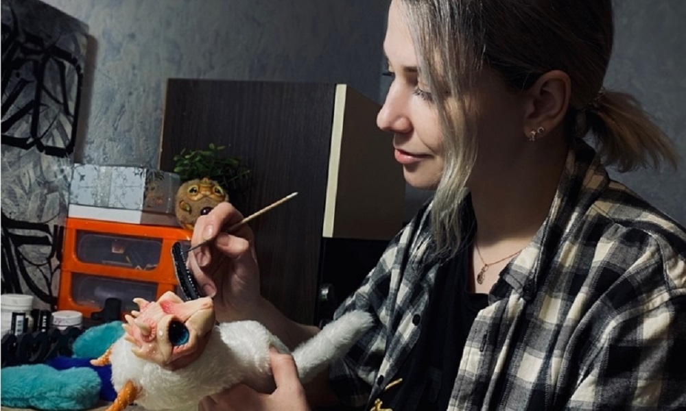Гринчи и драконы: омичка своими руками создаёт необычные игрушки к Новому году