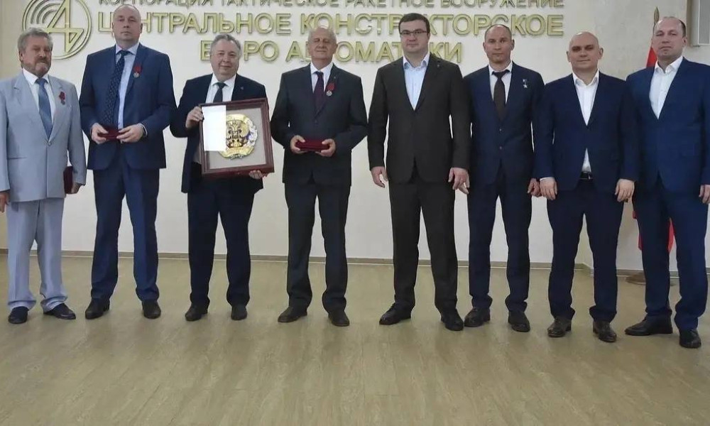 Виталий Хоценко вручил госнаграды коллективу омского ЦКБА