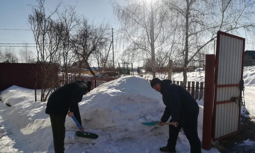 Омские студенты помогли очистить от снега дворы ветеранов и инвалидов