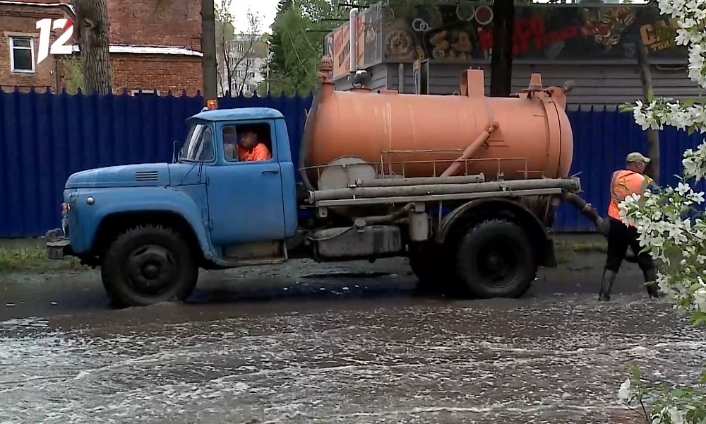 Омские сотрудники УДХБ откачивают воду после дождя