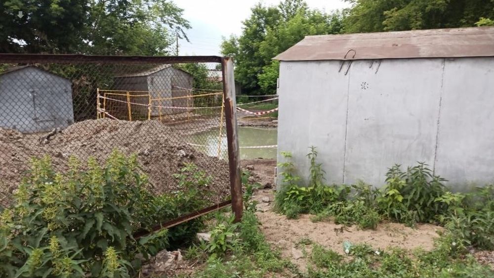 Для устранения прорыва водопровода на ул. Барнаульской омским коммунальщикам пришлось убрать 6 гаражей