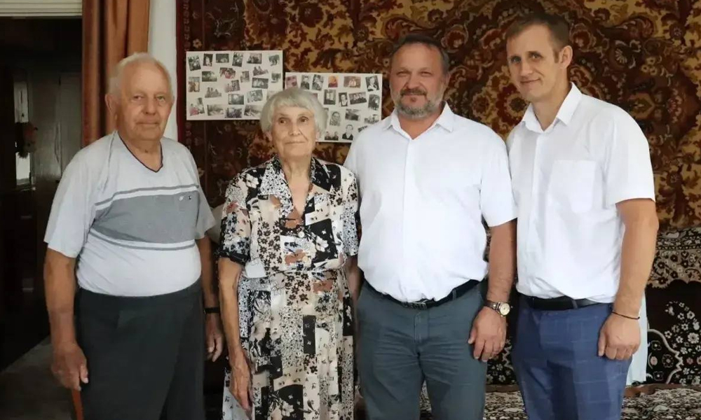 Глава Омского района поздравил семейные пары с юбилеями совместной жизни
