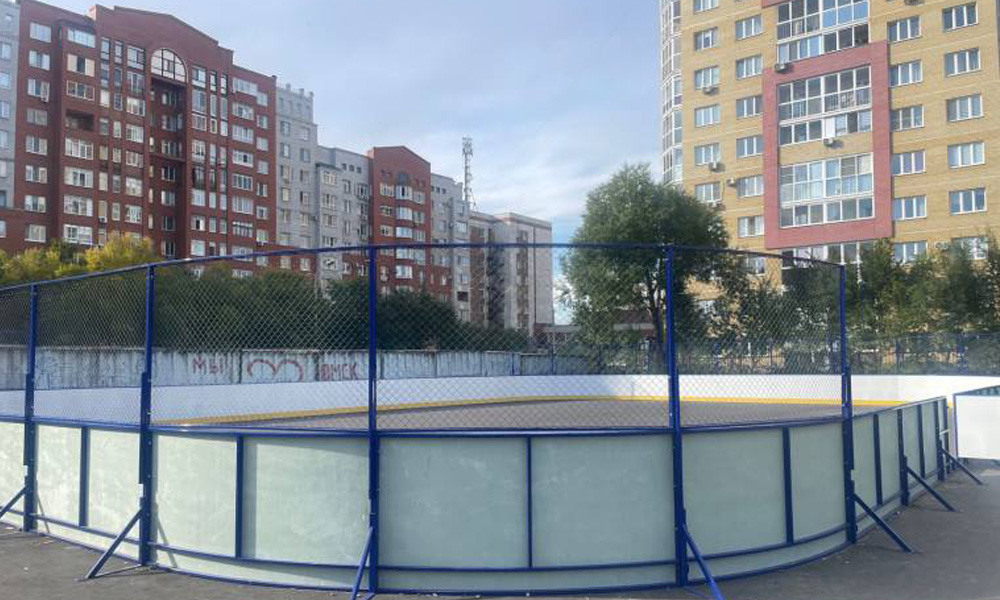 В Омске построили хоккейную площадку в Центральном округе