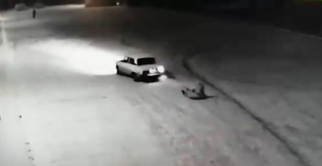 В Омске оштрафовали водителя, катавшего знакомых на тюбинге прицепом к "Жигулям"