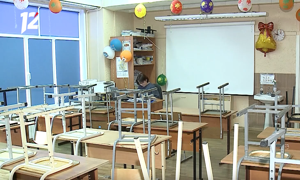 Омские школьники начали возвращаться за парты после карантина 