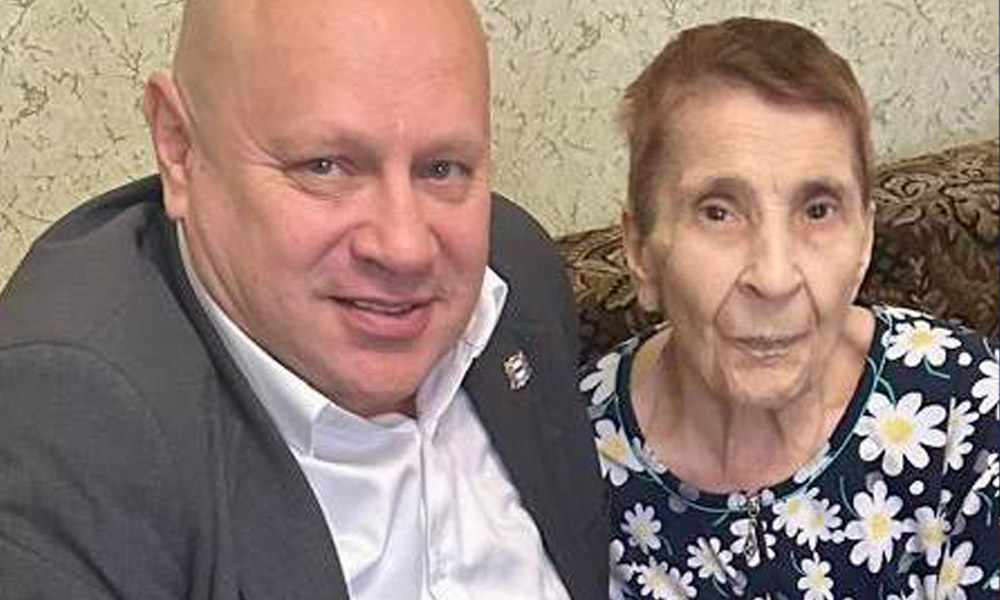 Мэр Омска Сергей Шелест поздравил с профессиональным праздником своего педагога 