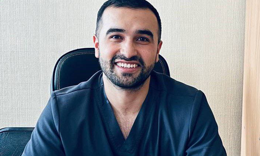 Сосудистый хирург Омской областной клинической больницы оказал пассажиру самолёта медицинскую помощь 