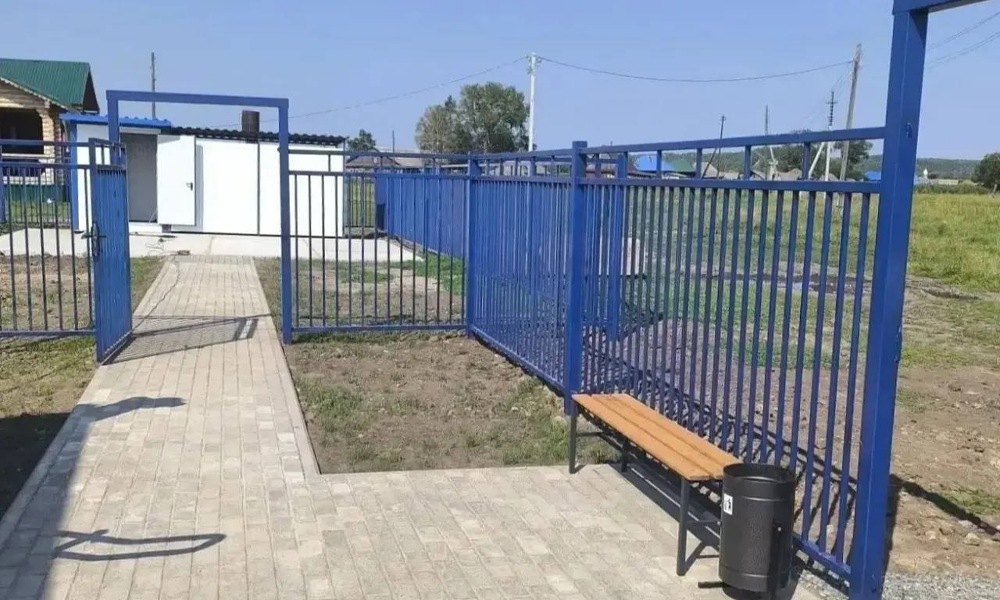 В Усть-Ишимском районе благоустроили территории у трех новых ФАПов