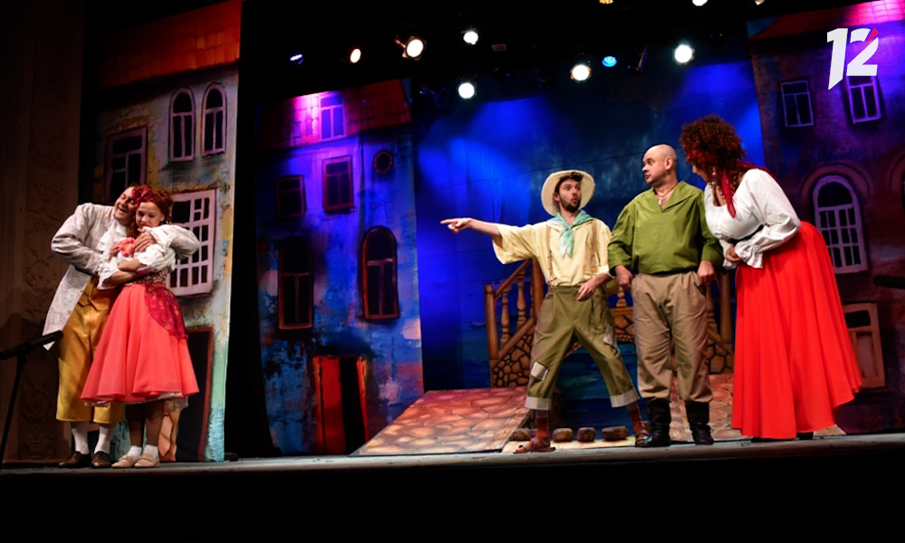 «Здесь актёрам можно баловаться»: в театре имени Любови Ермолаевой поставили итальянскую комедию